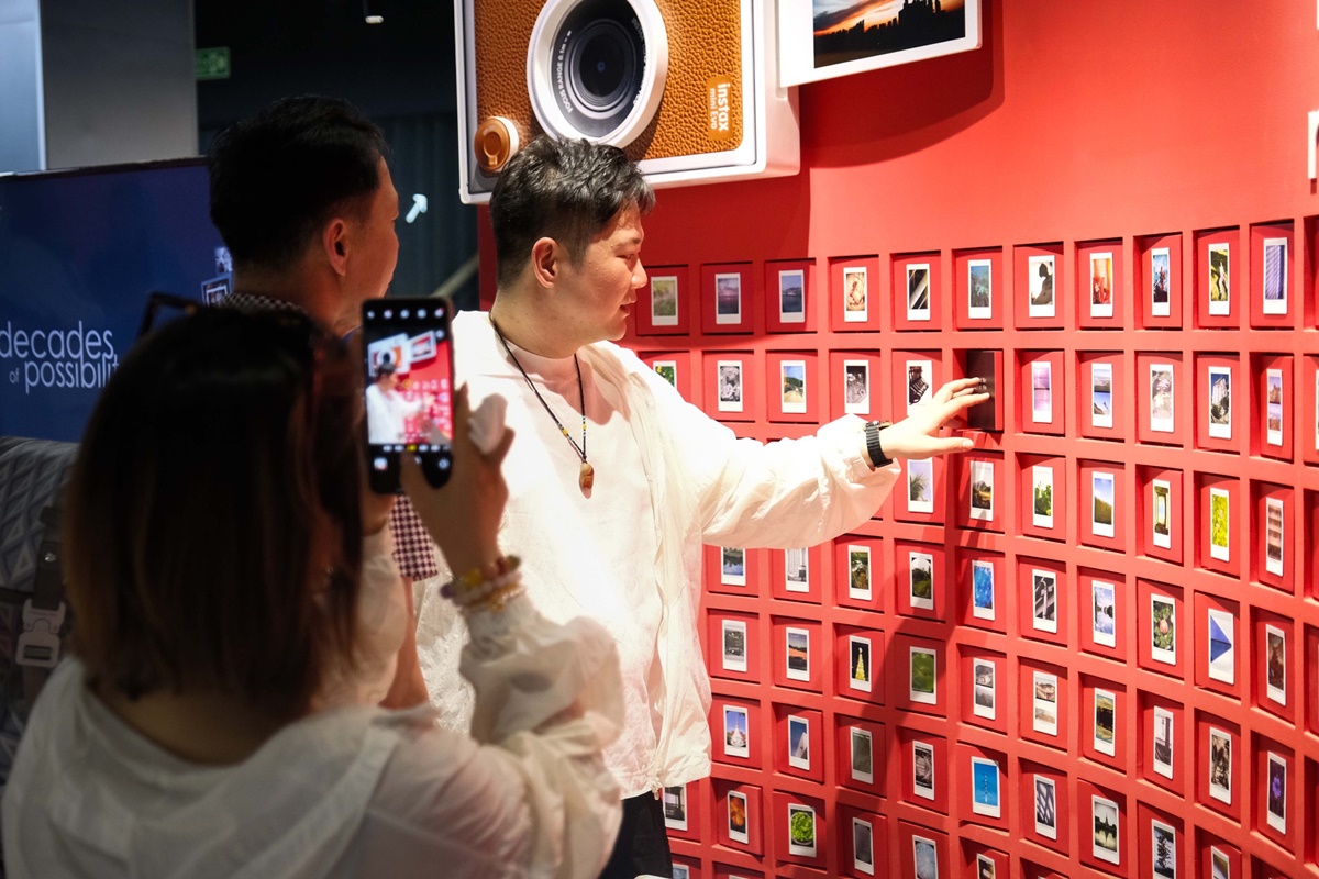 ฟูจิฟิล์ม เปิดนิทรรศการ “decades of possibilities” พานั่งไทม์แมชชีนสู่ยุคสมัยสุดคลาสสิก